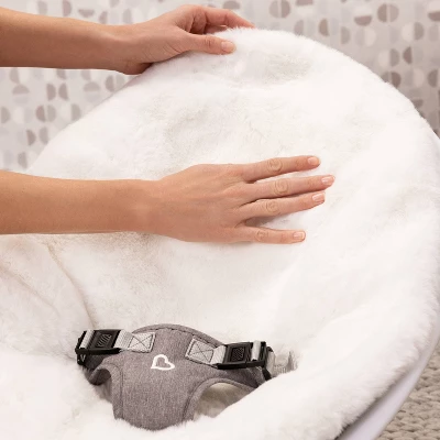 Munchkin Premium Ultra-Soft Faux Fur Baby Swing - White 5 Munchkin Premium Ultra-Soft Faux Fur Baby Swing - White - Image 5