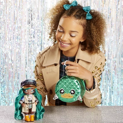Na! Na! Na! Surprise Glam Series 2 Mallory Duckington 2-in-1 7.5" Fashion Doll And Purse 1 Na! Na! Na! Surprise Glam Series 2 Mallory Duckington 2-in-1 7.5" Fashion Doll And Purse